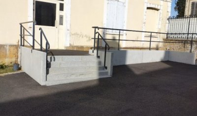 Pose de garde-corps autour d'escaliers pour assurer la sécurité à Clermont-Ferrand
