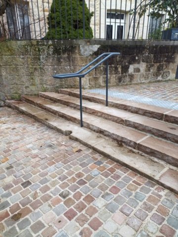Installation d'une main courante au milieu d'un escalier dans un endroit public à Clermont-Ferrand