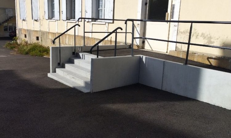 Pose de garde-corps autour d'escaliers pour assurer la sécurité à Clermont-Ferrand